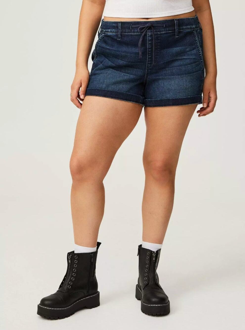 Torrid Weekend Mid-Rise Denim Jean Short Super Soft Dark Wash Size 0 / Large